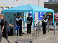 826051 Afbeelding van een dixielandbandje dat speelt tijdens de laatste openingsdag van Bouwmarkt Gamma (Oudenoord 241) ...